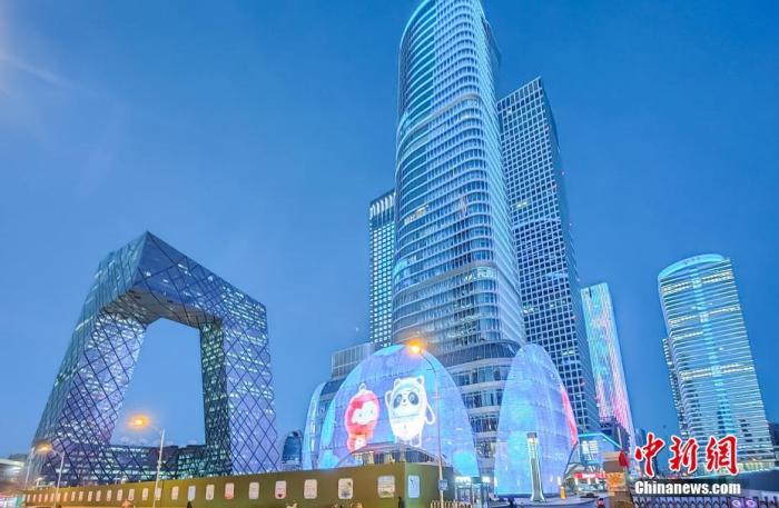2月3日晚，北京市朝陽(yáng)區(qū)CBD的多棟建筑點(diǎn)亮外墻燈光，迎接北京冬奧會(huì)的到來(lái)。 <a target='_blank' href='/'>中新社</a>記者 賈天勇 攝
