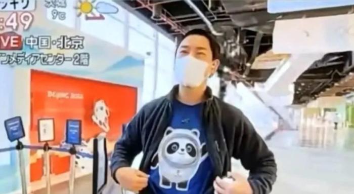 因喜愛冰墩墩而走紅的日本記者辻崗義堂。