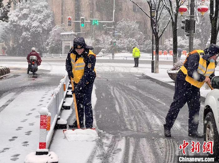 截至7日清晨6時(shí)，江蘇南京全市已經(jīng)出動(dòng)人員2萬(wàn)余人次，掃雪車輛、機(jī)械1395臺(tái)次，保障市民出行?！∧暇┏枪芄﹫D