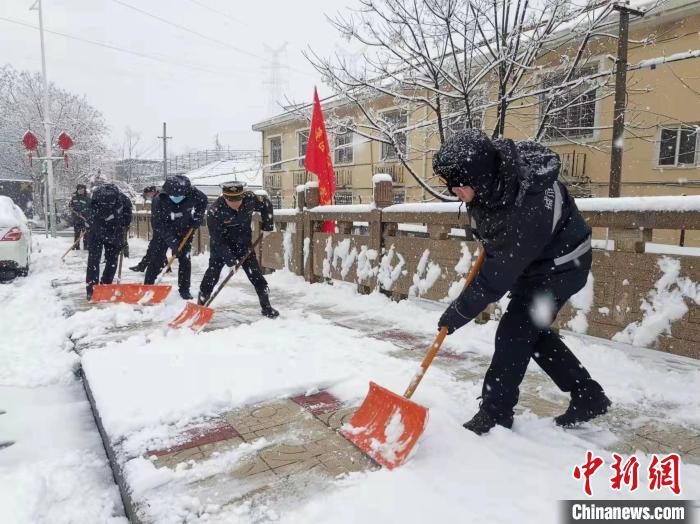 從7日凌晨至8日，江蘇南部等地局部地區(qū)迎來(lái)暴雪，最深積雪達(dá)6厘米以上?！∧暇┏枪芄﹫D