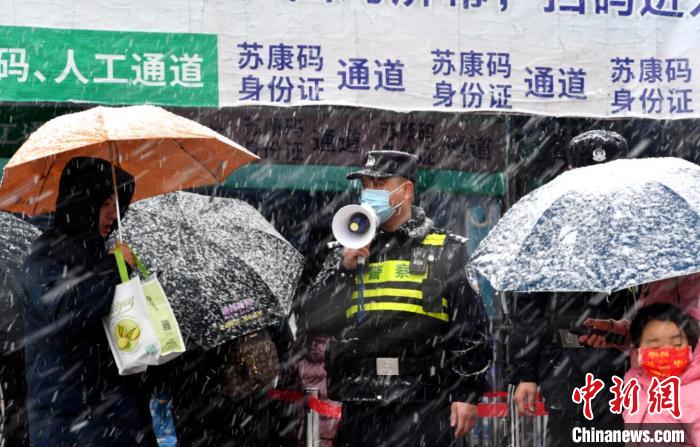 7日上午，南京公安干警冒雪值守在人流量較大的地區(qū)，保障行人安全?！?guó)武 攝