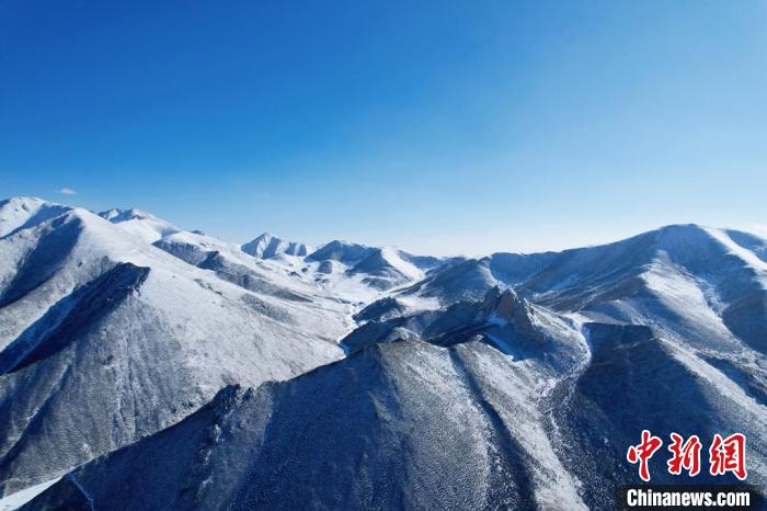圖為雪后祁連山國(guó)家公園青海片區(qū)。　馬銘言 攝
