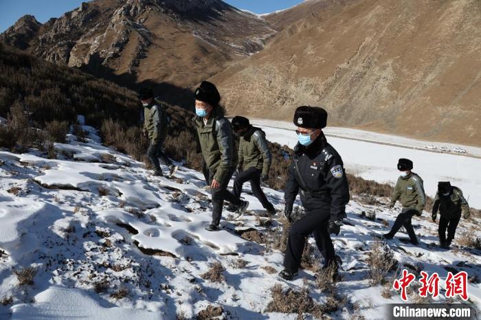 圖為仙米森林公安派出所的民警們與管護(hù)員們一同巡護(hù)?！±罱瓕?攝