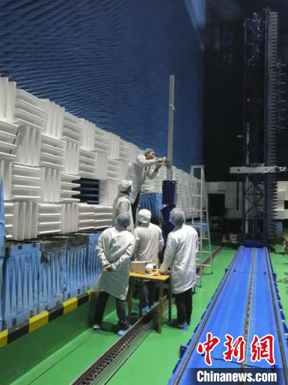 中科院空天院載荷研制團(tuán)隊(duì)測試人員在安裝雙星相位同步測試天線?！≈锌圃嚎仗煸?供圖