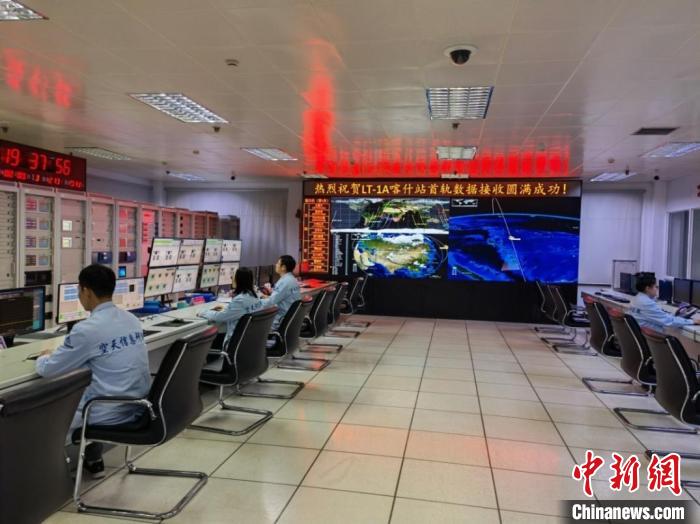 中國遙感衛(wèi)星地面站喀什站首軌數(shù)據(jù)接收任務(wù)工作現(xiàn)場?！≈锌圃嚎仗煸?供圖