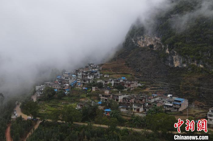 圖為德?？h隆桑鎮(zhèn)最偏僻的一個瑤族山村果甫村?！⊥鮽コ?攝