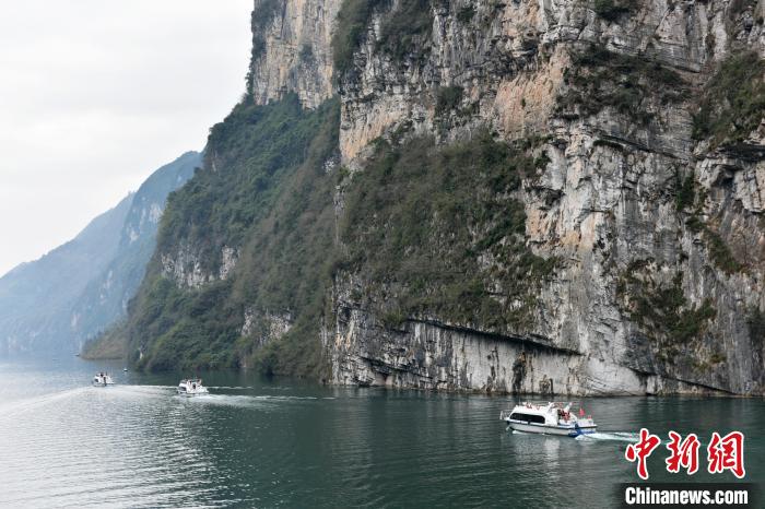 游船往來航行在重慶市酉陽土家族苗族自治縣烏江龔灘古鎮(zhèn)段，一片繁忙景象?！∏窈楸?攝