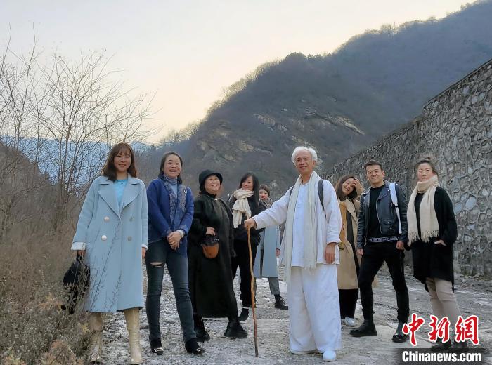 近日，臺北書院山長林谷芳受訪，談兩岸民間以視頻互致新春問候的現(xiàn)象。圖為林谷芳與學(xué)生終南山游學(xué)?！×止确枷壬﹫D