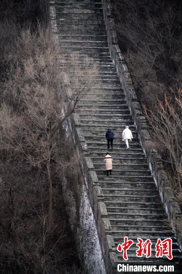 近日，臺北書院山長林谷芳受訪，談兩岸民間以視頻互致新春問候的現(xiàn)象。圖為林谷芳與學(xué)生登懷柔長城?！×止确枷壬﹫D
