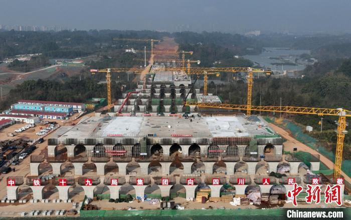資料圖：航拍建設(shè)中的天府站施工現(xiàn)場(chǎng)?！⒅铱　z
