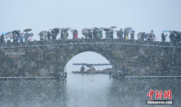 雪中的西湖美景吸引游人。 <a target='_blank' href='/'>中新社</a>記者 王剛 攝