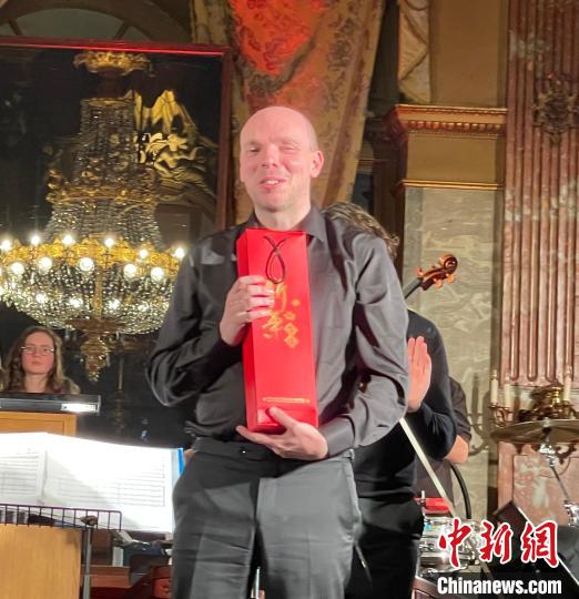 音樂會結(jié)束后，觀眾為左漢(Johan·Famaey)送上中國新年禮物?！〉掠澜?攝