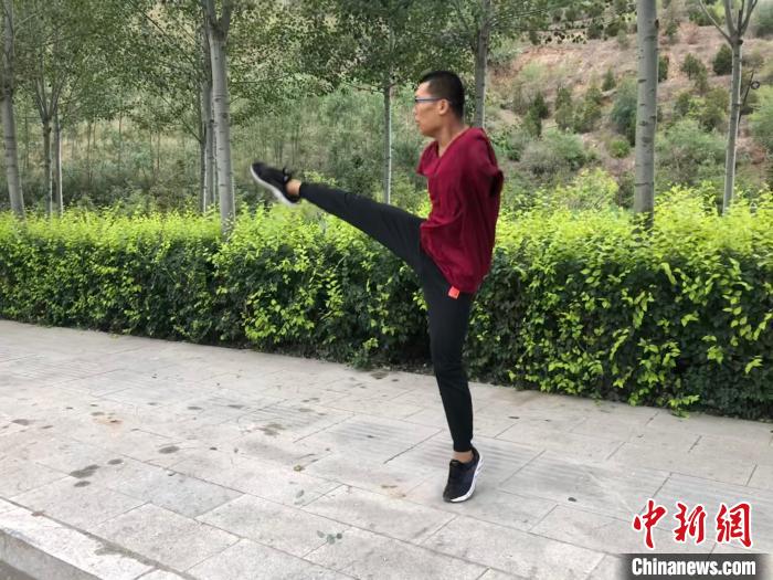 圖為在甘肅省白銀市會(huì)寧縣，“90后”小伙王鵬正在積極備戰(zhàn)全國(guó)第十一屆殘疾人運(yùn)動(dòng)會(huì)。(資料圖) 王娟 攝