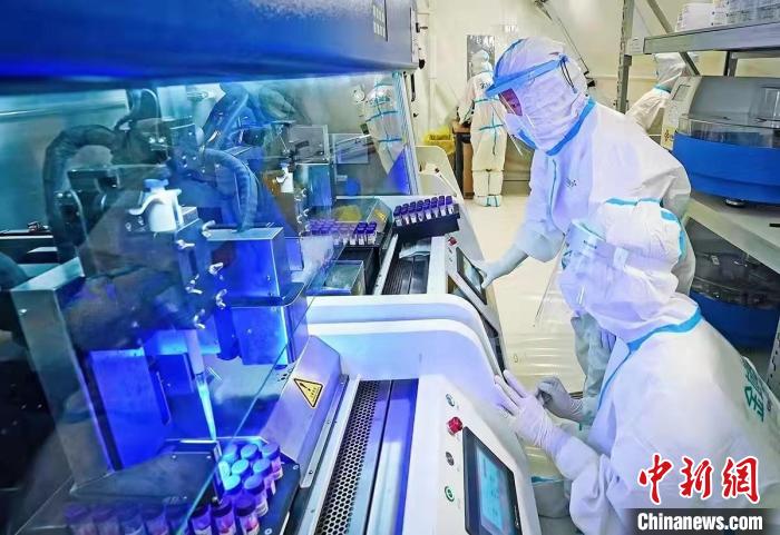 香港“獵鷹號”硬氣膜實驗室將投用多臺全自動檢測設(shè)備 林捷 攝