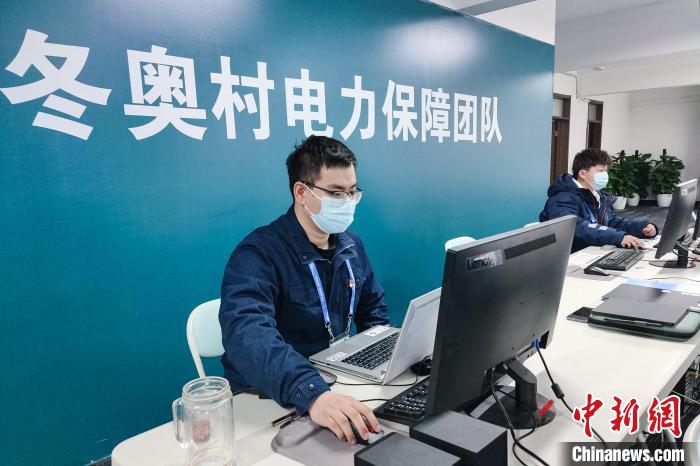 圖為北京冬(殘)奧村電力團隊下發(fā)巡視任務工單?！詈ＨA 攝