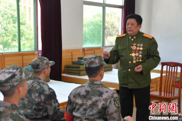老英雄為“準(zhǔn)新兵”講戰(zhàn)斗故事。　漳州市退役軍人事務(wù)局供圖