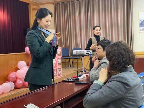 “女神節(jié)”來(lái)臨，濟(jì)南旅游學(xué)校以禮儀和美學(xué)課程服務(wù)駐地街道