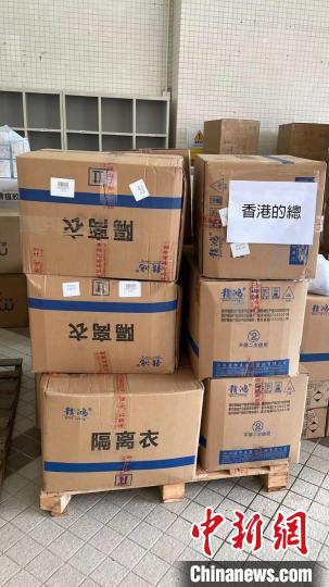 深圳市發(fā)起“深港攜手同心抗疫”行動，贈予香港的士司機(jī)從業(yè)員總會一批防疫物資?！∠愀鄣氖克緳C(jī)從業(yè)員總會 攝