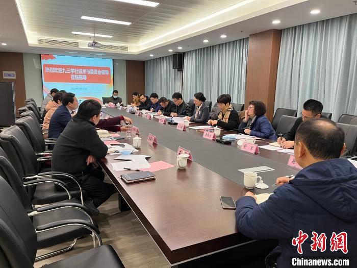 羅衛(wèi)紅調研“小哥”權益保護?！【湃龑W社杭州市委會 供圖
