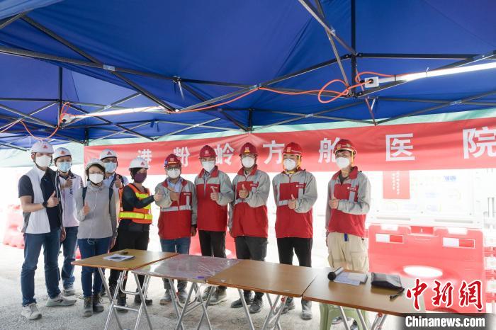 香港特區(qū)政府建筑署署長何永賢與建筑團(tuán)隊(duì)合影?！￡愑乐Z 攝