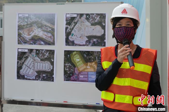 香港特區(qū)政府建筑署署長何永賢向媒體介紹社區(qū)隔離設(shè)施情況?！￡愑乐Z 攝