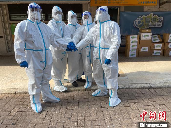 圖為吳學(xué)明(右一)等人穿著防護服來到前線協(xié)助全港抗疫。　受訪者供圖