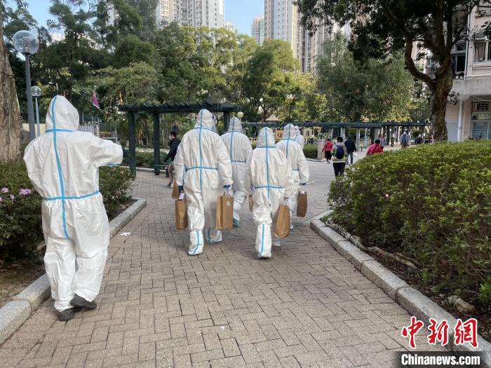 圖為吳學(xué)明帶領(lǐng)義工向?qū)④姲囊邊^(qū)確診家庭送抗疫防疫物資。　受訪者供圖