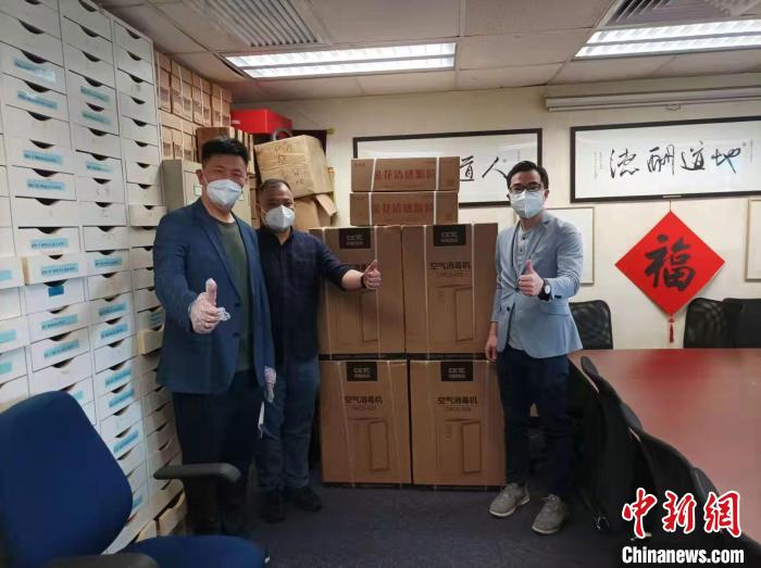 香港亞研中心向香港警察員佐級(jí)協(xié)會(huì)捐贈(zèng)抗疫物資?！∠愀蹃喲兄行墓﹫D