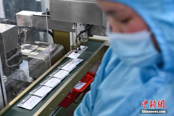 3月2日，廣東省廣州市，萬孚生物內的自動化生產(chǎn)線正在生產(chǎn)供港新冠抗原檢測試劑。當日，由萬孚生物生產(chǎn)的600萬人份新冠抗原檢測試劑從虎門港碼頭吊裝上船，運往香港。 <a target='_blank' href='/'>中新社</a>記者 陳驥旻 攝
