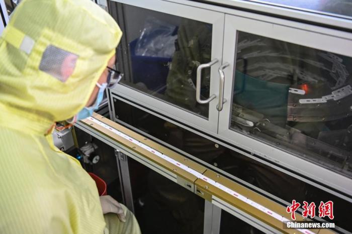 3月2日，廣東省廣州市，萬孚生物工作人員查看供港新冠抗原檢測試劑自動化生產(chǎn)線運作情況。 <a target='_blank' href='/'>中新社</a>記者 陳驥旻 攝 