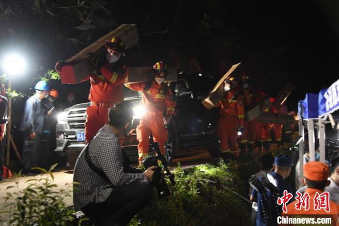 廣西設(shè)立墜機(jī)事件救援臨時指揮部徹夜?fàn)I救
