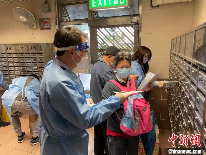 3月23日，香港僑界義工向基層街坊派發(fā)防疫抗疫物資?！∠愀蹆S界社團(tuán)聯(lián)會供圖