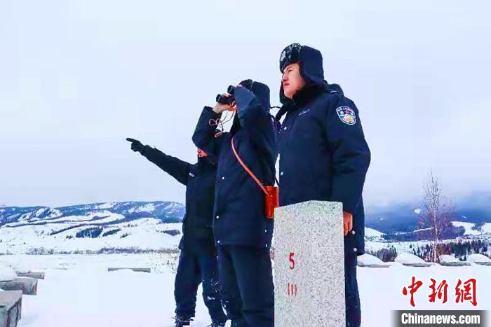 新疆戍邊人騎馬、步行翻雪山、越達(dá)坂