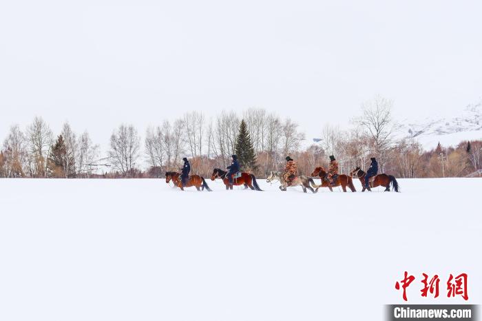 民警和護(hù)邊員騎馬穿越雪海?！±钽戵K 攝