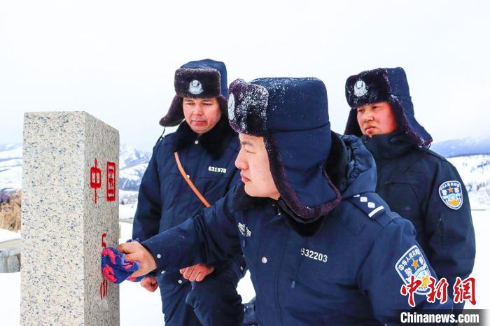 民警擦拭界碑?！±钽戵K 攝