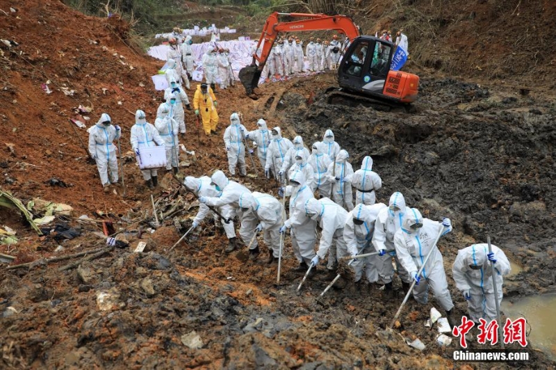 東航墜機(jī)救援現(xiàn)場(chǎng)：武警官兵分批次、分區(qū)域搜索