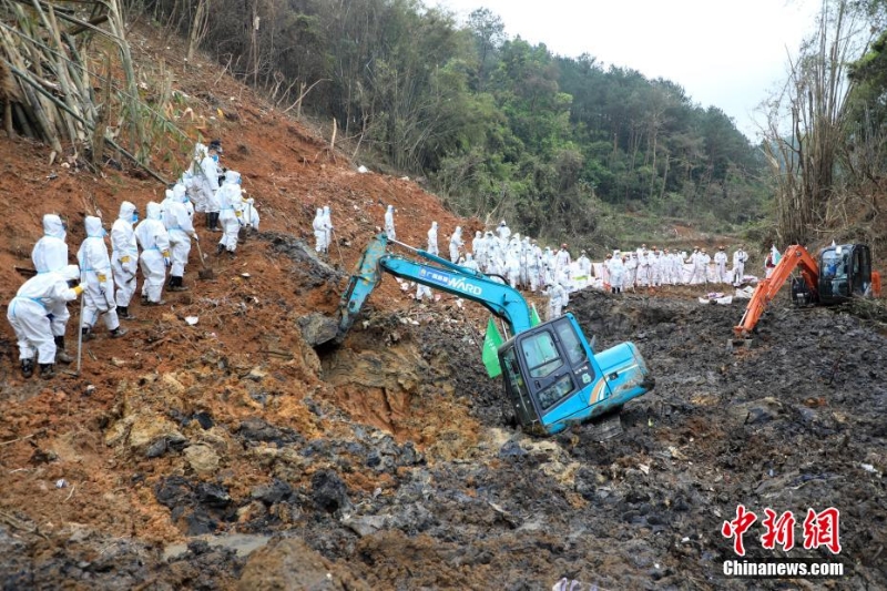 東航墜機(jī)救援現(xiàn)場(chǎng)：武警官兵分批次、分區(qū)域搜索