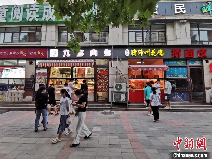 資料圖：市民在街邊小店購買小吃。 韓章云 攝