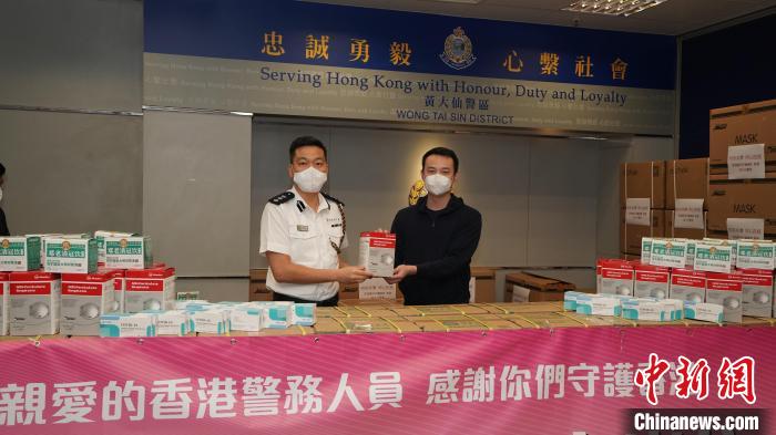 香港廣州青年總會(huì)主席霍啟文慰問(wèn)黃大仙警區(qū)?！∠愀蹚V州社團(tuán)總會(huì)供圖