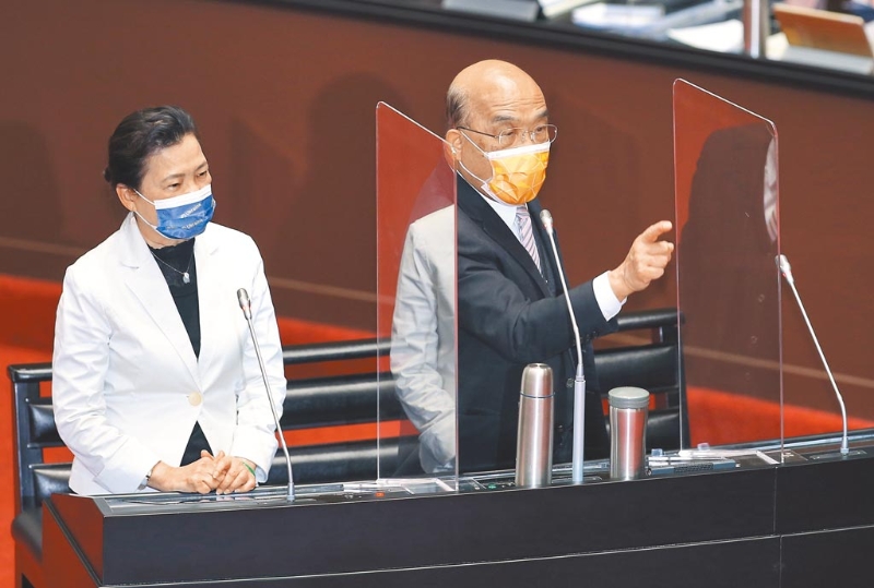 近期全臺各地頻頻發(fā)生停電，經(jīng)濟部長王美花（左）說是因為鄉(xiāng)下動物意外碰觸。國民黨立委蔣萬安昨回酸，難怪蘇貞昌（右）迴避問題，都在談猴子的事。（本報資料照片）.jpg