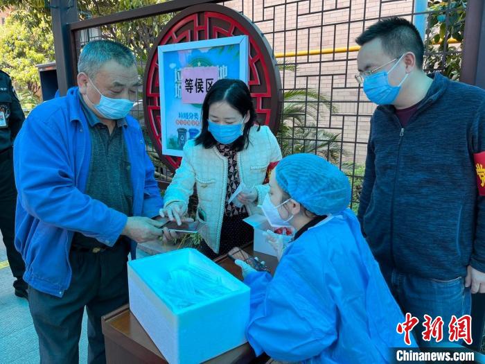 湖南省稅務(wù)局青年黨員主動(dòng)參與雨花區(qū)全員核酸檢測志愿者工作，引導(dǎo)社區(qū)居民掃碼檢測?！×_舜愛 攝