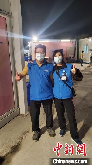 香港政府人員協(xié)會屬會香港入境事務(wù)處人員協(xié)會理事支援新田方艙醫(yī)院工作?！∠愀壅藛T協(xié)會供圖