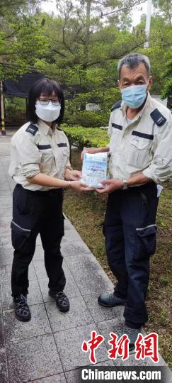 香港政府人員協(xié)會屬會漁農(nóng)自然護理署職工會向工友派防疫物資?！∠愀壅藛T協(xié)會供圖