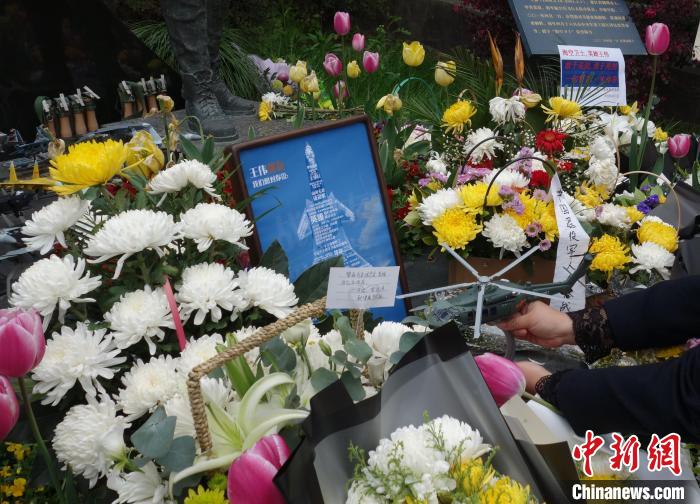 “?？招l(wèi)士”王偉犧牲21周年墓前擺滿鮮花和戰(zhàn)機(jī)模型