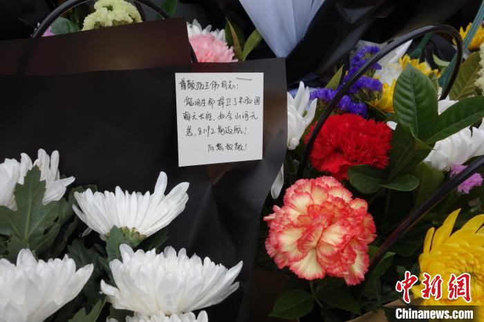 王偉墓前的花束和卡片?！『釉?攝