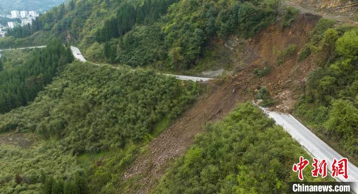地震導(dǎo)致的山體滑坡阻斷部分道路?！⒅铱?攝