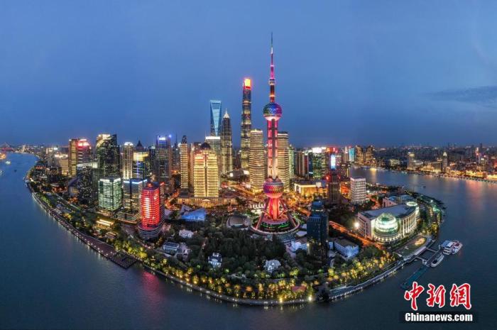 圖為2020年，航拍上海浦東陸家嘴夜景。(無人機(jī)照片) <a target='_blank' href='/'>中新社</a>記者 張亨偉 攝
