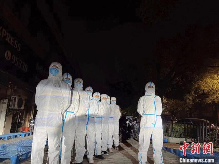 楊耀森和同事們。 受訪者供圖