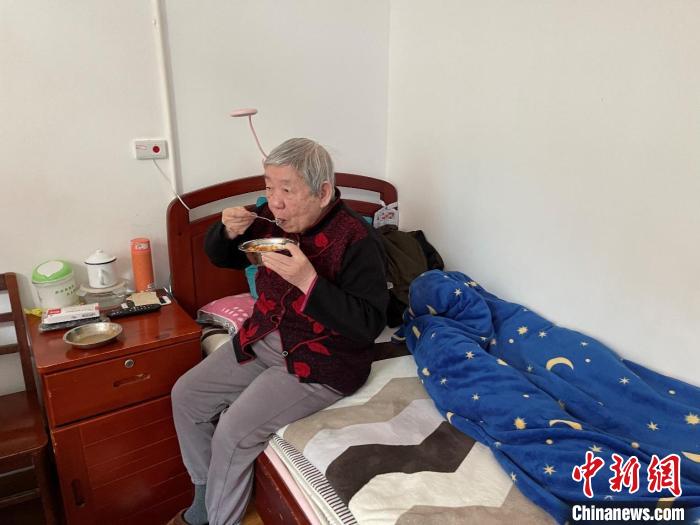 老人吃上了楊春波輸送的食材?！〔锁B物流供圖