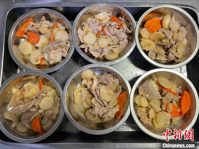 養(yǎng)老院工作人員給楊春波打的菜?！〔锁B物流供圖